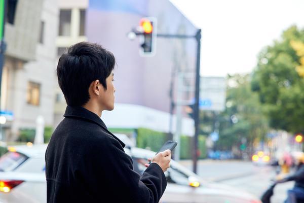 《街头水果店夏日狂欢，畅吃亏本好货引市民疯抢！》图1